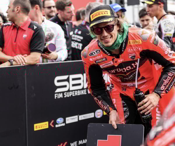 Bulega vuelve a contener a su rival por el título Razgatlioglu y se lleva la victoria en la Superpole Race de Cremona