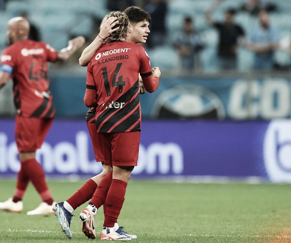 Athletico Paranaense vence o Grêmio de virada em Porto Alegre com gol no último lance