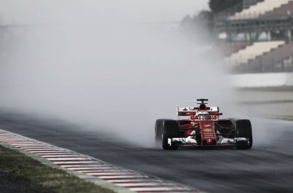 Com pista molhada artificialmente, Kimi Raikkonen lidera quarto dia de testes em Barcelona