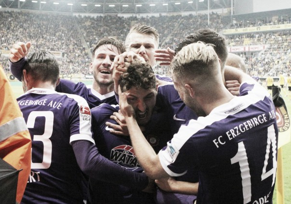 Aue é eficiente e derrota Dynamo Dresden no Sachsen-Derby
