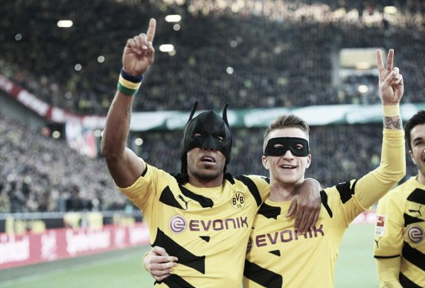 Borussia Dortmund desencanta no fim e goleia Schalke 04 no Signal Iduna Park