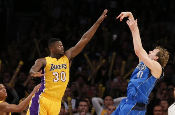 Nowitzki a fil di sirena porta i Mavericks alla vittoria sui Lakers