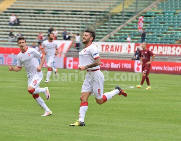 Serie B, il Bari si rilancia e mette nei guai il Trapani: 3-0 al San Nicola