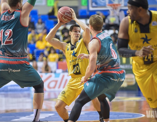 Fotos e imágenes del Iberostar Tenerife - Baloncesto Sevilla; 30ª jornada de la ACB