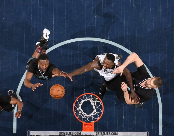 NBA - Gli Spurs cadono a Memphis, Wade la risolve contro Sacramento