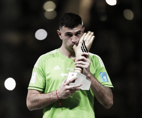 Emiliano Martínez celebra prêmio de melhor goleiro da Copa e título Mundial: "Quero dedicar isto à minha família"