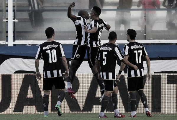 Botafogo vence Cabofriense no Moacyrzão e retorna ao topo do Carioca