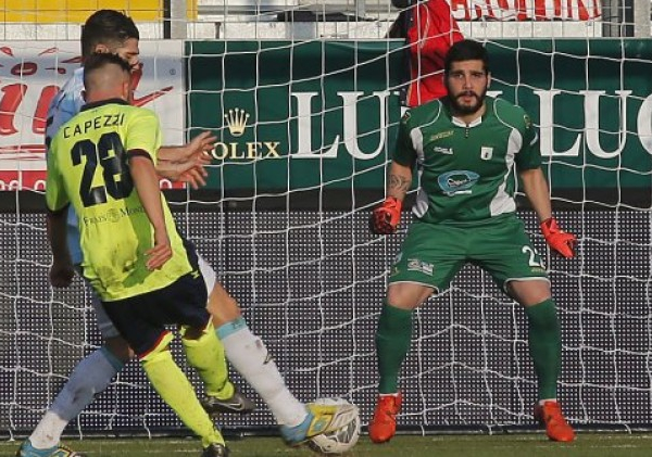 Serie B - Crotone e Cagliari scappano