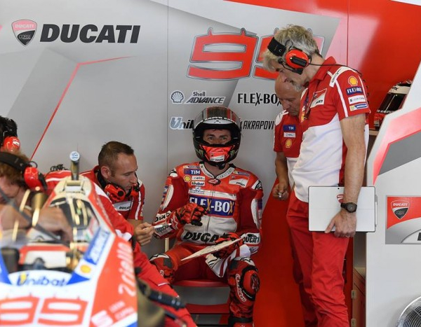MotoGP, Lorenzo: "Soffriamo, ma voglio riportare in alto la Ducati"