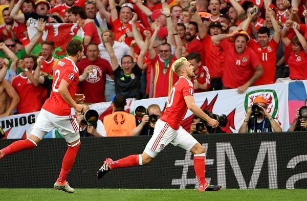 Euro 2016 - Galles sulla cresta dell'onda: 3-0 alla Russia e primo posto nel girone B