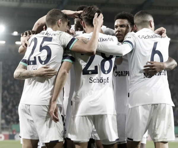 Schalke 04 segura pressão, vence Arminia Bielefeld e avança na Copa da Alemanha
