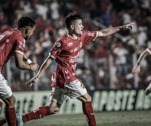 Ronald vibra com primeiro gol marcado pelo Vila Nova 