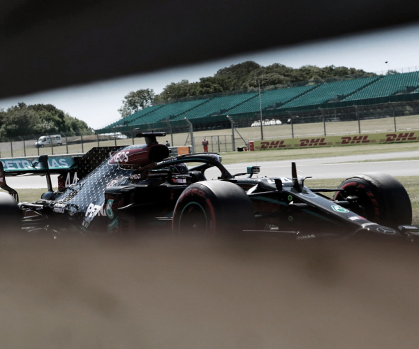 Mercedes domina os dois primeiros treinos livres; Ricciardo supreende