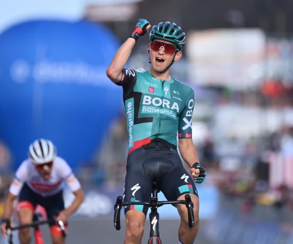 Giro d'Italia: Tra la lava dell'Etna, vittoria per Kamna