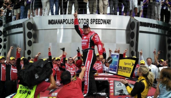 NASCAR - Indianapolis BrickYard : Newman a droit au bisou