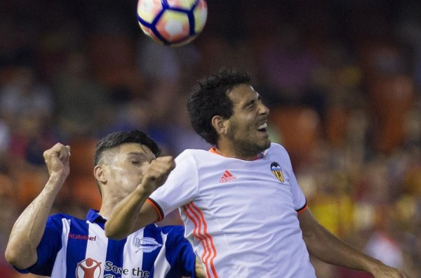 Liga, Parejo regala la prima gioia al Valencia: battuto l'Alaves 2-1