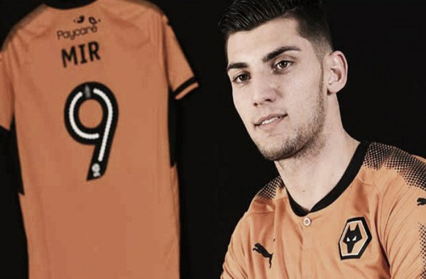 Especulado no Real Madrid, jovem atacante Rafa Mir acerta com Wolverhampton