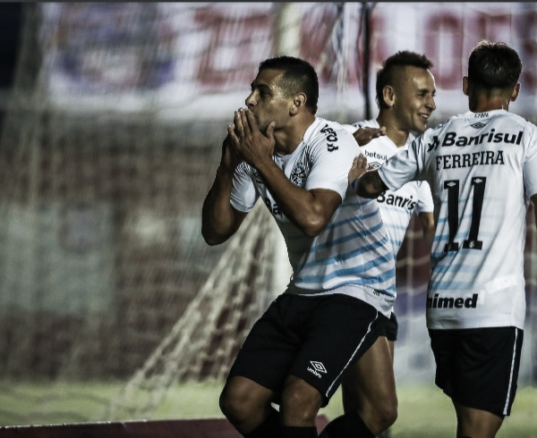 Diego Souza decide, e Grêmio vence Caxias no jogo de ida da semifinal gaúcha
