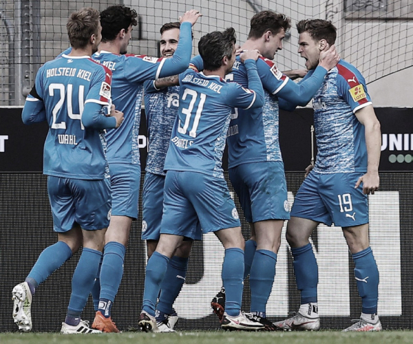 Holstein Kiel bate Colônia na ida do Relegation e fica perto de chegar à Bundesliga pela primeira vez