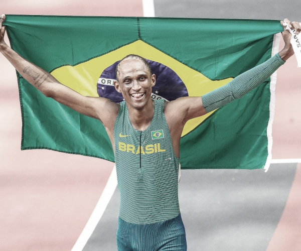 É do Brasil! Alison dos Santos conquista medalha de bronze nos 400m com barreiras