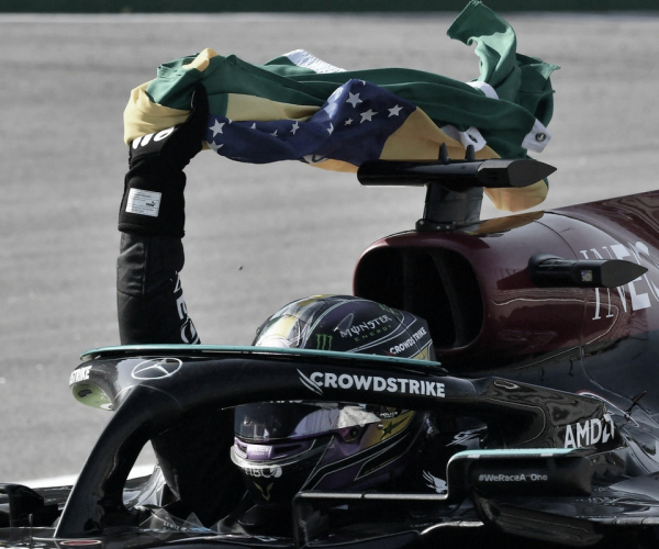 É o patrão! Hamilton ergue bandeira do Brasil e repete gesto de Senna