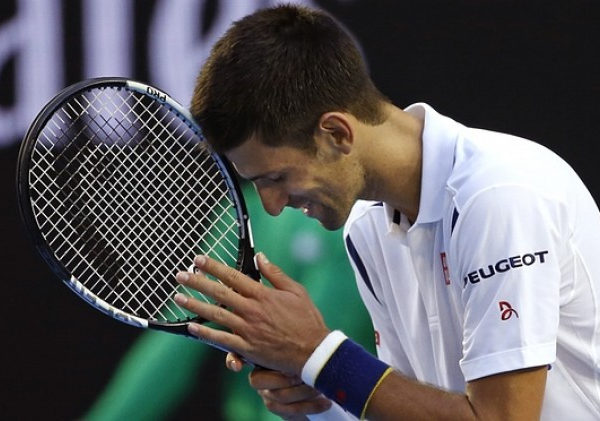Australian Open, day 7: Djokovic ha bisogno di cinque set contro Simon. Volano Federer e Nishikori