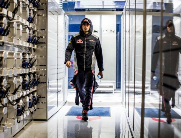 F1 - Clamoroso, Sainz lascia la Toro Rosso: correrà in Renault dal GP di Malesia