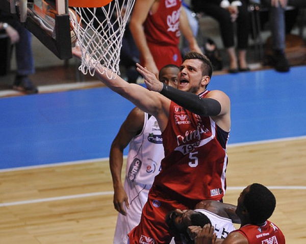 Basket, Serie A Beko: Milano rimonta, rischia la beffa nel finale ma fa 2-0