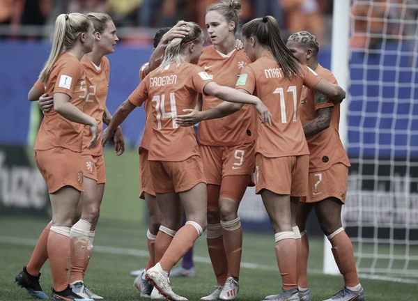Passou! Holanda derrota Camarões e se classifica às oitavas da Copa
