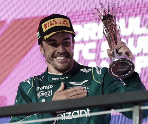 CAOS! Fernando Alonso perde e ganha seu centésimo pódio no GP da Arábia Saudita 