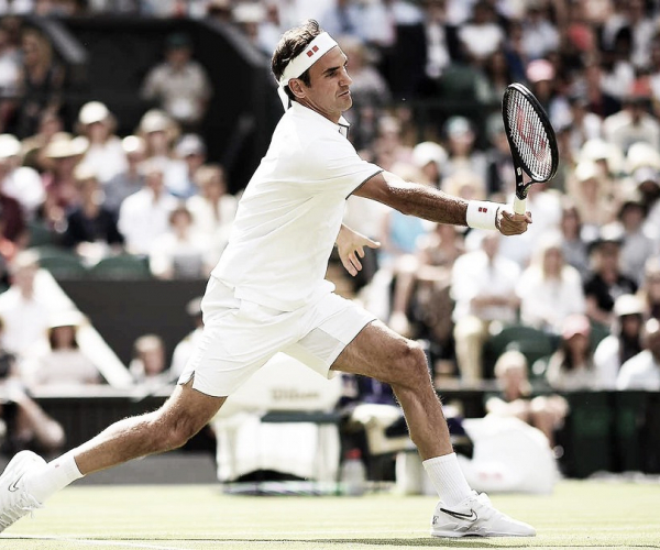 Federer leva susto, mas domina Harris na sequência e estreia com vitória em Wimbledon