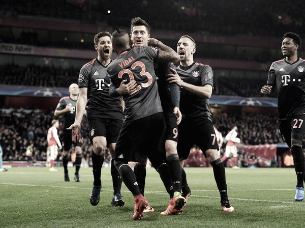 Lewandowski, Robben, Dou. Costa e Vidal (2) rimontano il gol di Walcott: l'Arsenal perde 5-1 e viene eliminato