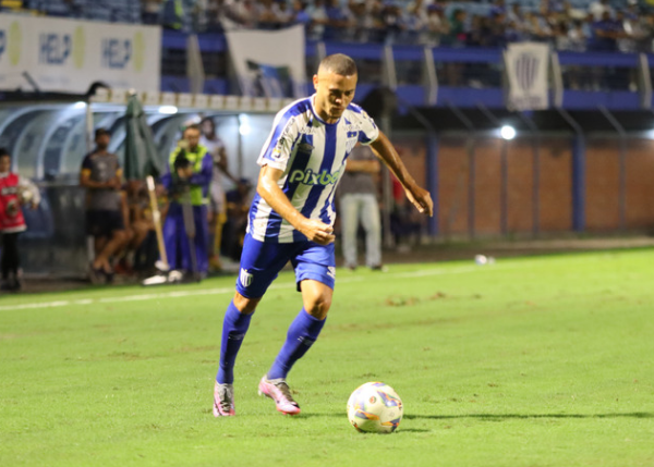 De volta ao Avaí, João Paulo ultrapassa a marca de 50 jogos pelo clube: “Quero que o torcedor sinta orgulho”