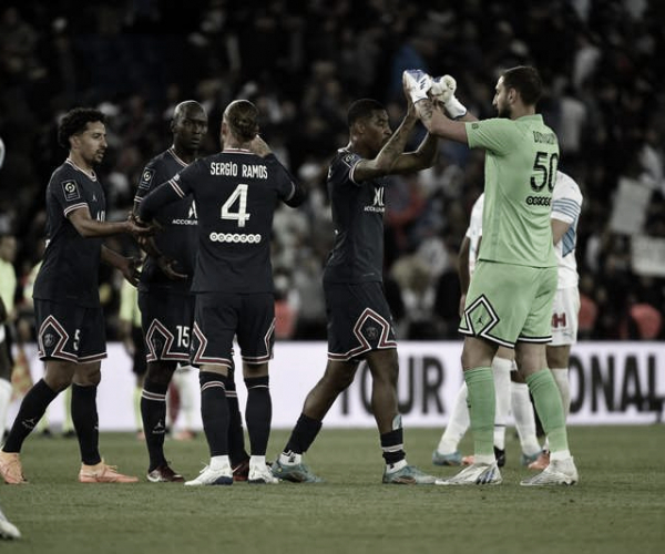 Em rodada de clássicos, PSG supera Olympique de Marseille e se aproxima do título francês