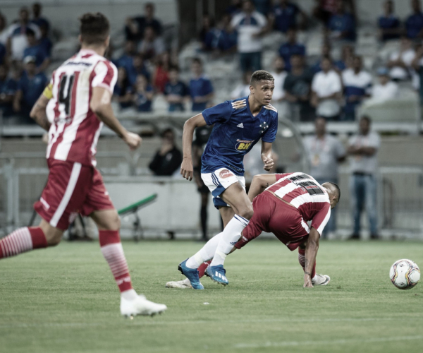 Cruzeiro conta com a sorte e derrota Villa Nova no Mineirão