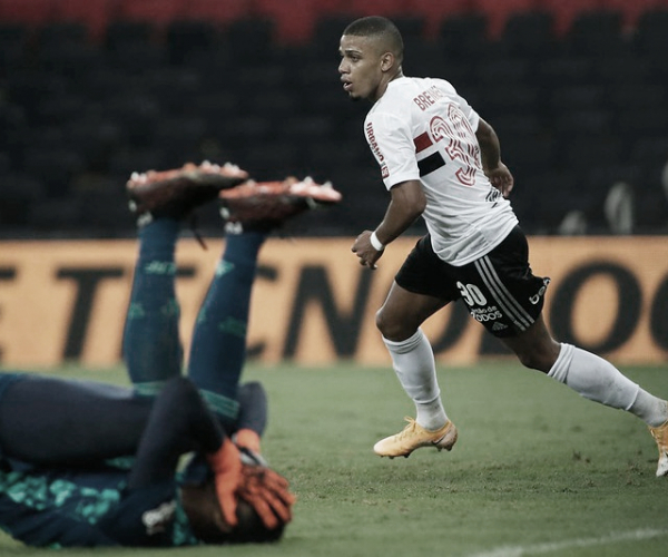 Com falha bizarra de Hugo Souza, São Paulo bate Flamengo no Maracanã pela Copa do Brasil