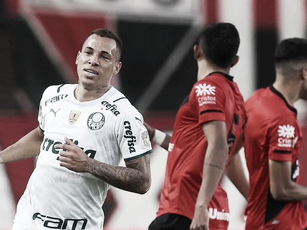 Com gols no fim, Palmeiras bate Atlético-GO e se mantém na liderança do Brasileirão