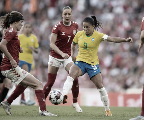 Brasil melhora no segundo tempo, mas não evita derrota para Dinamarca