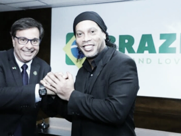 No Paraguai, Ronaldinho é preso com passaporte falso