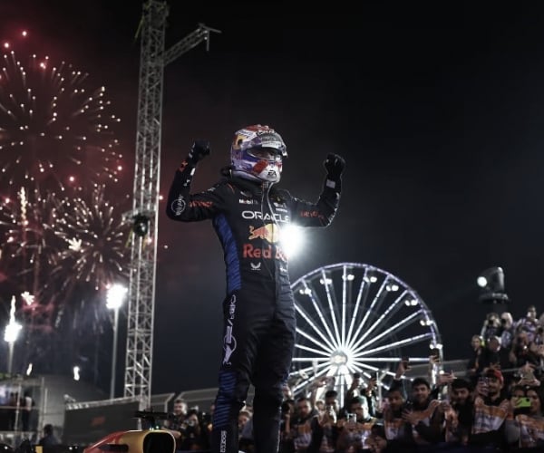 Max Verstappen passeia em Bahrein e conquista a primeira vitória na temporada da Fórmula 1