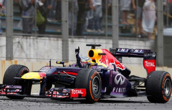 Vettel vence em Interlagos e amplia recordes