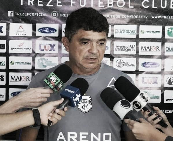 Flávio Araújo demonstra incerteza para a permanência no cargo: "Treinador vive de resultado"