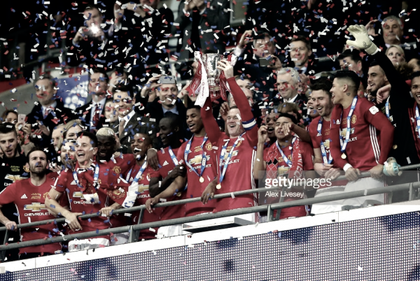Manchester United conquista Taça da Liga: Ibrahimovic faz Mourinho saltar perto do fim