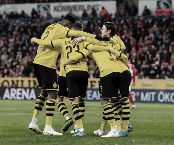 Dortmund
goleia Mainz 05 e encosta na liderança da Bundesliga 