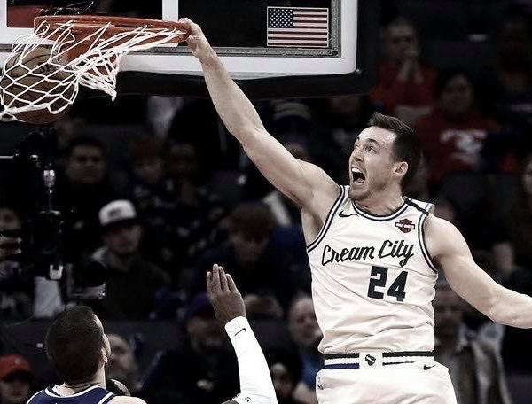 Connaughton joins the dunk contest