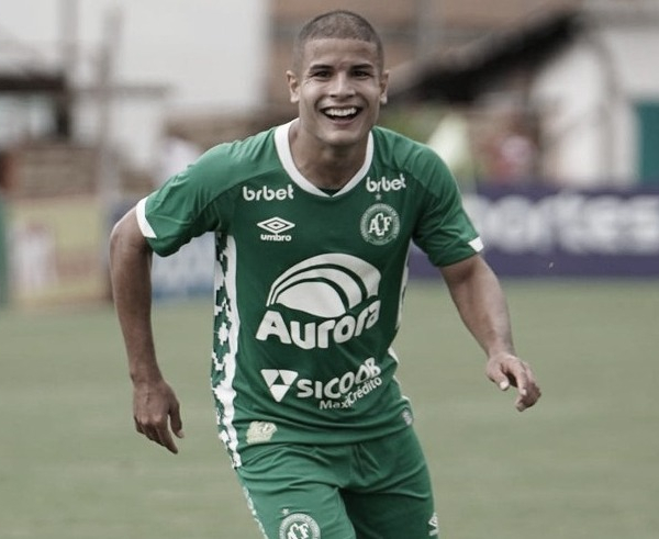 Felipe Albuquerque contribui com assistência e celebra permanência da Chapecoense na Série B
