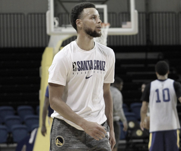Stephen Curry practices with the Santa Cruz Warriors