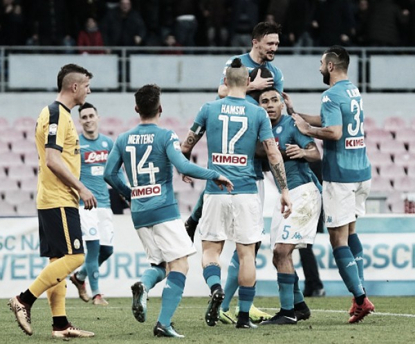 Napoli sofre, mas derrota Hellas Verona e se mantém no topo da Serie A