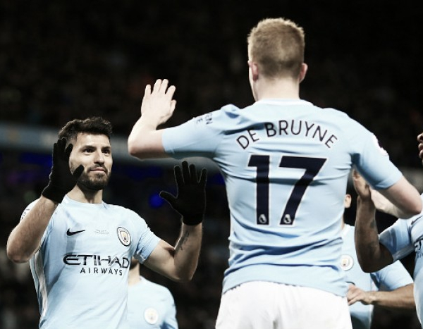 Em jogo inspirado de Agüero e De Bruyne, City se impõe e goleia Leicester