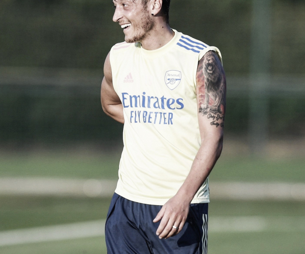 Sem atuar desde março, Özil segue ignorado por Mikel Arteta e com maior salário do Arsenal